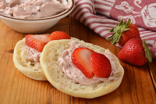 Englischer Muffin mit Erdbeer-Frischkäse — Stockfoto
