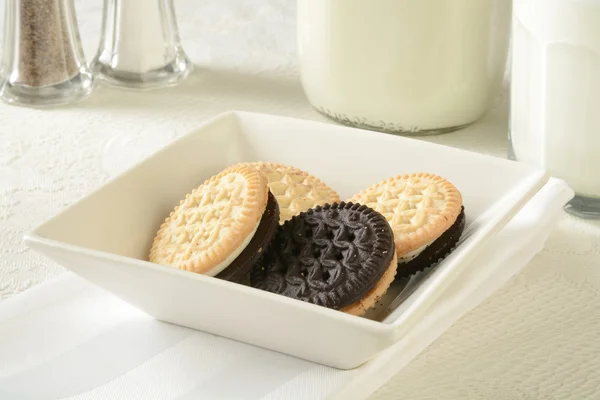 Galletas y leche — Foto de Stock