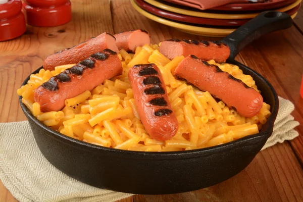 Macaroni en kaas met hotdogs — Stockfoto
