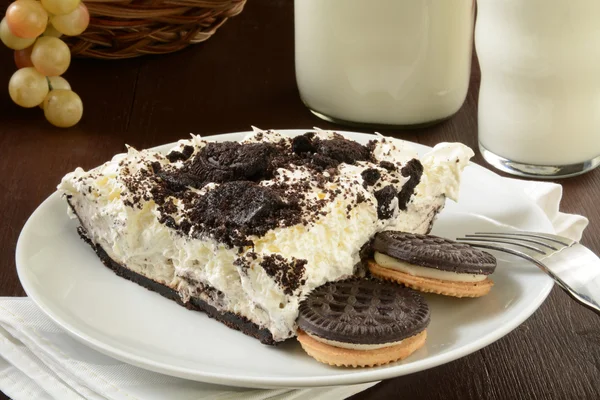 Cookies en crème taart met melk — Stockfoto