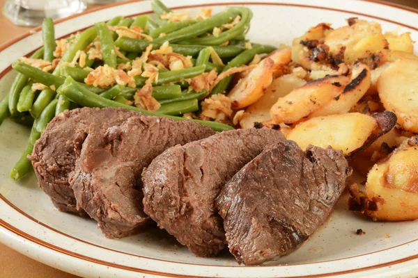 Carne asada y patatas al ajo — Foto de Stock