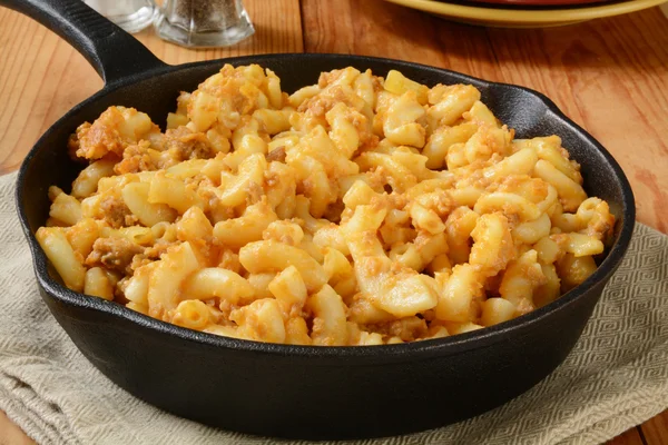 Macaroni en kaas in koekepan — Stockfoto