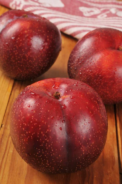 Fresh organic plums — Stock Photo, Image