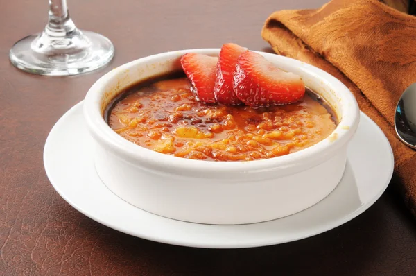 Creme brulee with strawberries — Stock Photo, Image