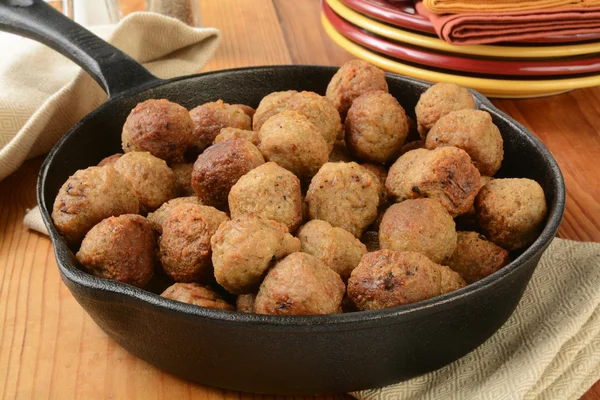 Boulettes de viande dans une poêle en fer — Photo