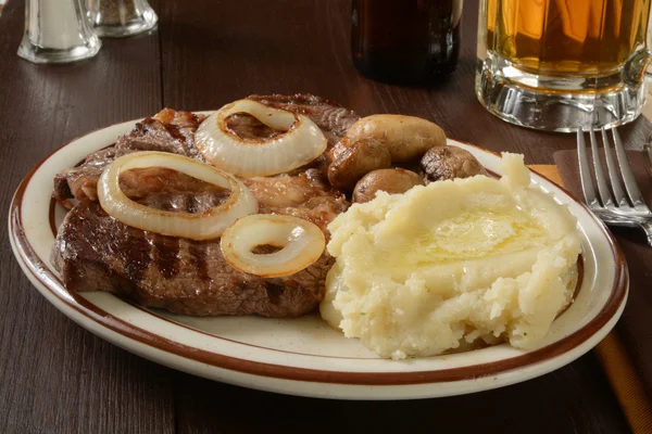 Bife e batatas com cerveja — Fotografia de Stock