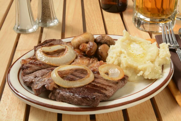 Biftek ve patates mantar ile — Stok fotoğraf
