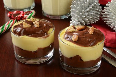 Tatil çikolatalı puding bardak