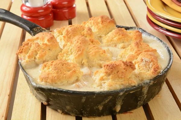 Casserole de biscuits au poulet — Photo