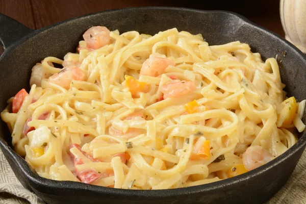 Shrimp scampi and linguine — Stock Photo, Image