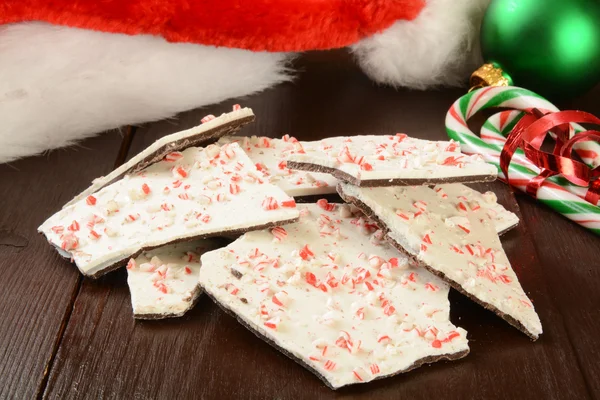 Casca de hortelã-pimenta em uma mesa de Natal — Fotografia de Stock