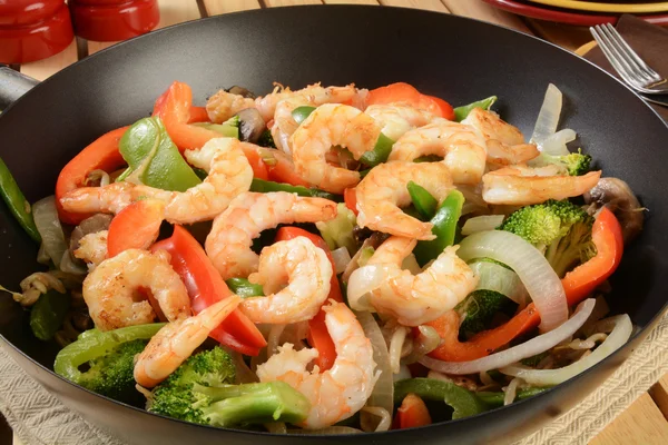 Shrimp stir fry in a wok — Stock Photo, Image