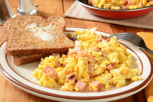 Scrambled eggs and toast — Stock Photo, Image