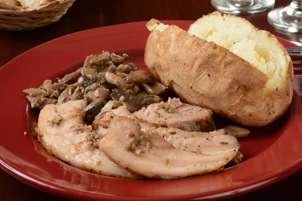 Жареная свинина с картошкой — стоковое фото