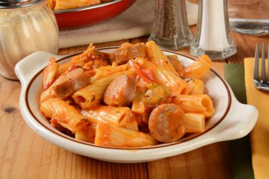 Rigatoni sosis ile