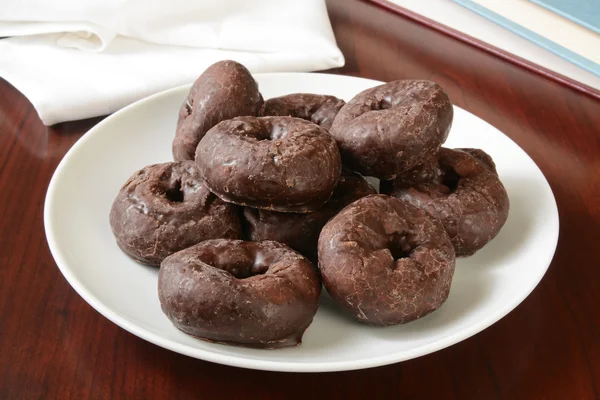 Platta av choklad donuts — Stockfoto