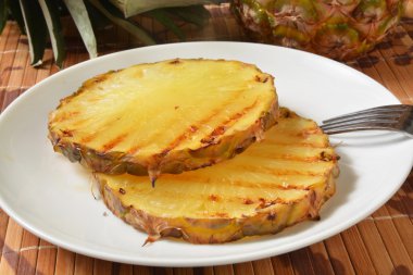 ızgara ananas dilimleri