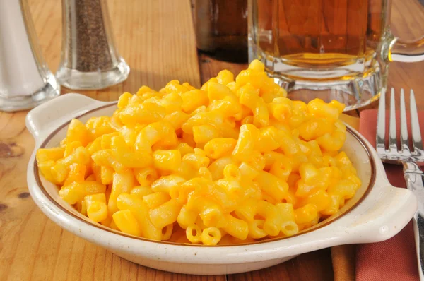 Macaroni and cheese with beer — Stock Photo, Image