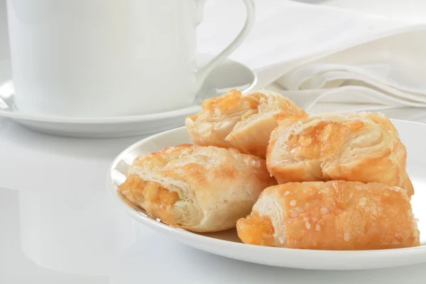 Apple strudel and coffee — Stock Photo, Image