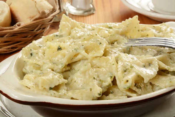 Farfalle nudlar med basilikapesto — Stockfoto