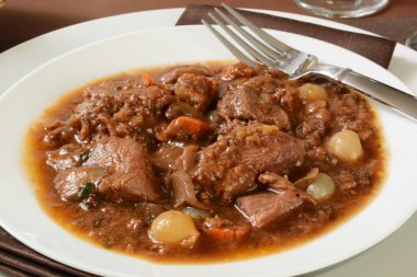 Bordo şarap soslu biftek