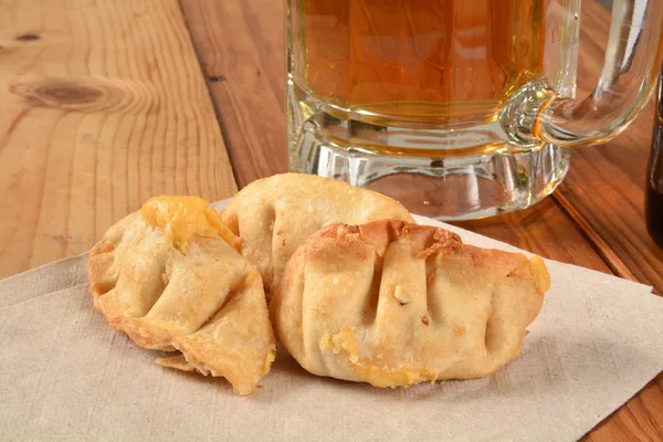 Fried wontons and beer — Stock Photo, Image