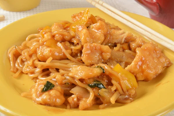 Garlic chicken with dandan noodles — Stock Photo, Image