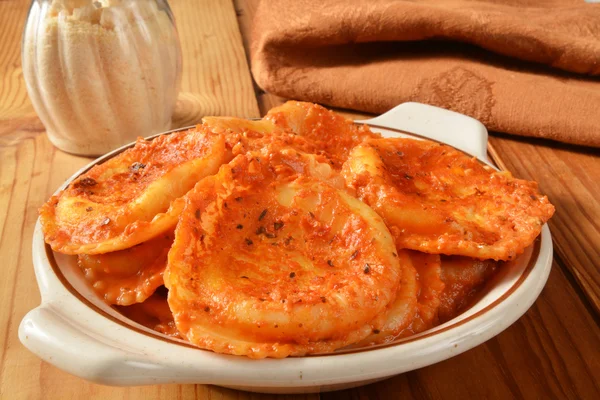 Ravioli cheio de ricota e queijo romano — Fotografia de Stock