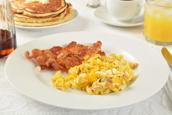 Tocino y huevos revueltos —  Fotos de Stock