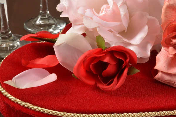 Valentinstag Rosen und Pralinen — Stockfoto