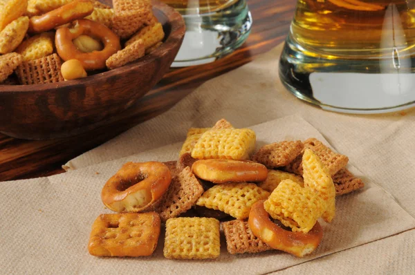 Snack mix met bier — Stockfoto