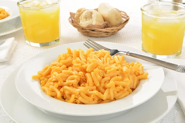 Large bowl of macaroni and cheese — Stock Photo, Image