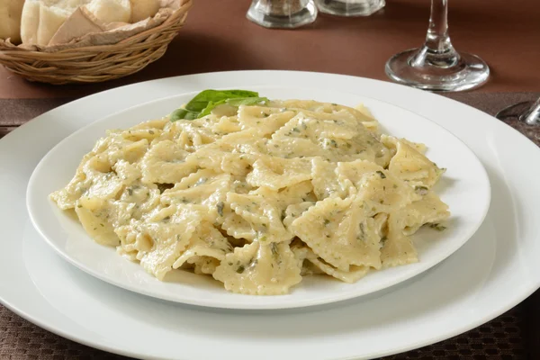 Makaron Farfalle w sosie pesto — Zdjęcie stockowe