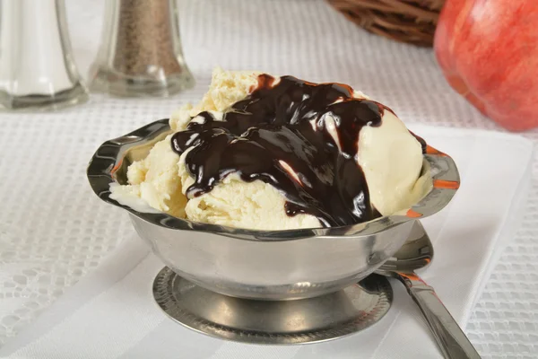 Ice cream with chocolate syrup — Stock Photo, Image