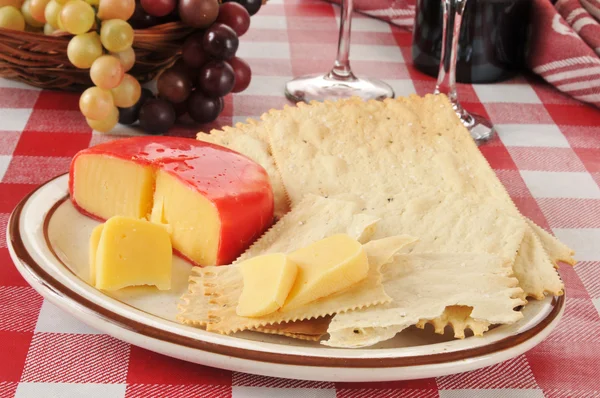 Gouda cheese and crackers — Stock Photo, Image