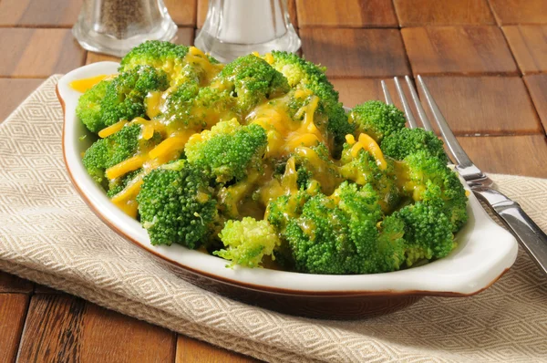 Brócolis cozido no vapor com queijo cheddar — Fotografia de Stock