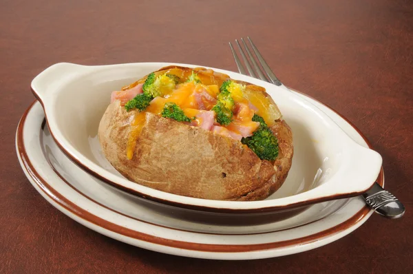 Baked potato with broccoli — Stock Photo, Image