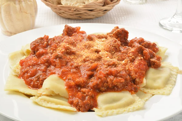 Raviolis de boeuf à la sauce marinara à la viande — Photo