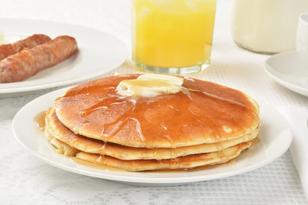 Pancakes with butter and syrup — Stockfoto