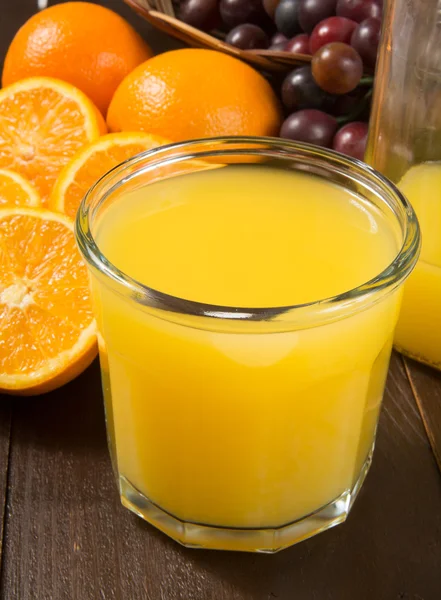 Jus d'orange aux oranges et raisins frais — Photo