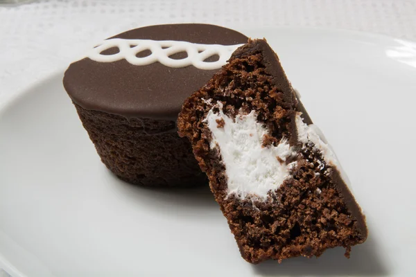 Chocolate cupcakes with cream — Stock Photo, Image