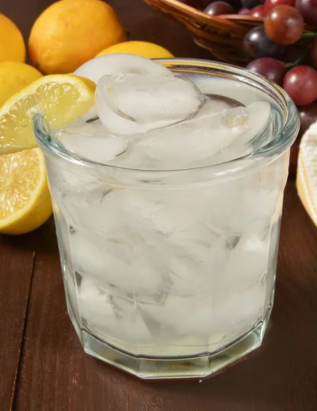 Газовану воду з лимоном — стокове фото