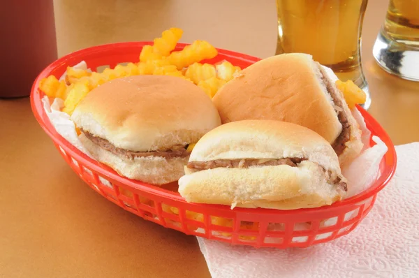 Deslizadores de hamburguesas con queso y papas fritas — Foto de Stock