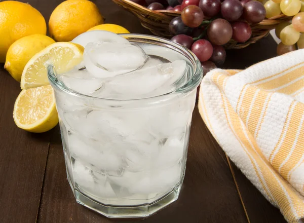 Sparkling water with lemon — Stock Photo, Image