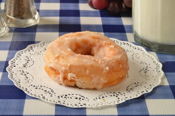 Donut glaseado y leche —  Fotos de Stock