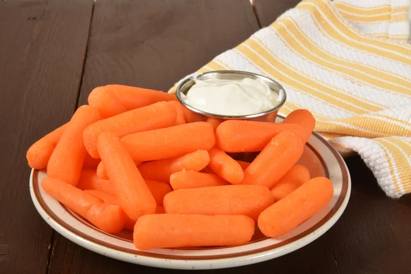 Baby καρότα με βουτιά — Φωτογραφία Αρχείου
