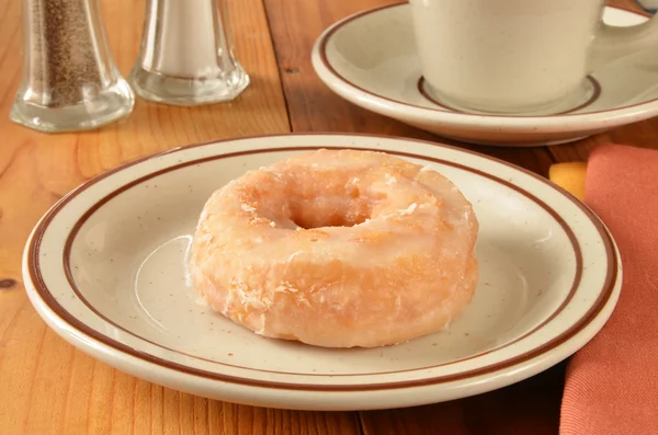 Glasierter Donut mit Tasse Kaffee — Stockfoto