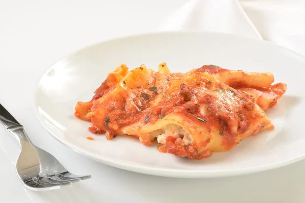 Piatto di lasagne sul tavolo — Foto Stock