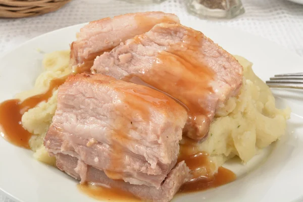 Schweinebauch mit Kartoffelpüree — Stockfoto