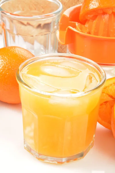オレンジジュースをグラスで — ストック写真